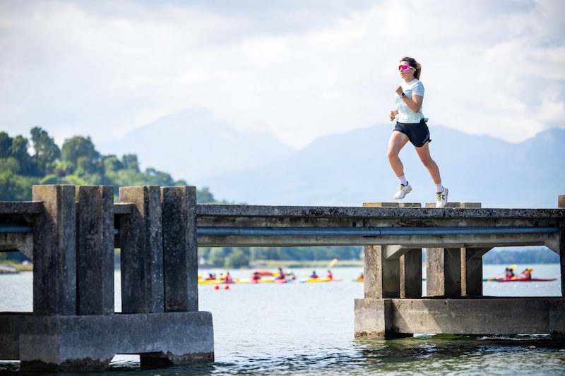Corredor entrenando para 10 km en 50 minutos con series, ritmo y vVO2max.