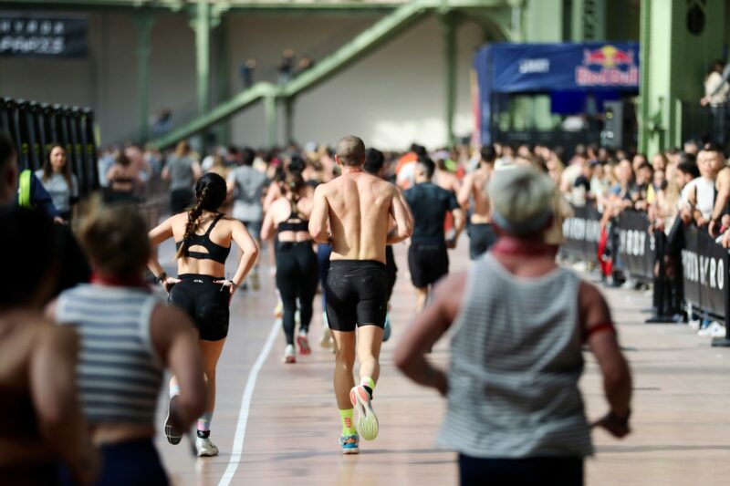 Atleta realiza entrenamiento Hyrox para mejorar la resistencia, combinando carrera y ejercicios funcionales de alta intensidad.