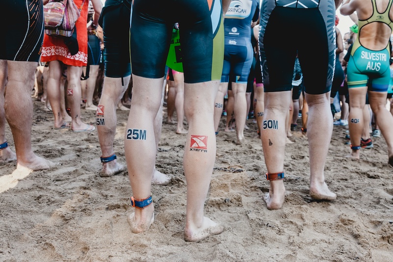 Triatleta planifica su temporada de triatlón con calendario de natación, ciclismo y carrera