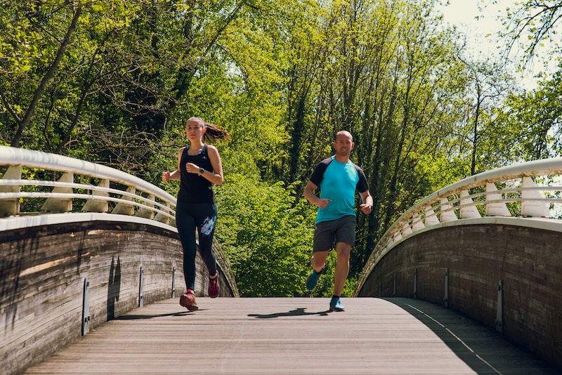 Corredor preparándose para disfrutar su primera carrera de 10K con entrenamiento y motivación