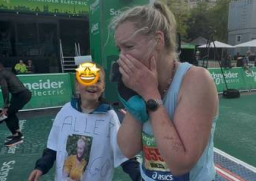 Vanessa corriendo su primer maratón en París, una historia inspiradora de superación y running urbano.