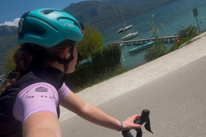 Sacha durante la preparación de su primer triatlón para el AlpsMan, combinando natación, ciclismo y running.