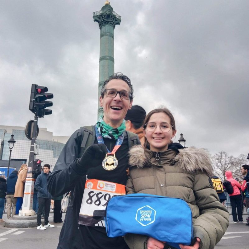 Corredor afrontando un reto en la Media Maratón de París con objetivo de 1h27