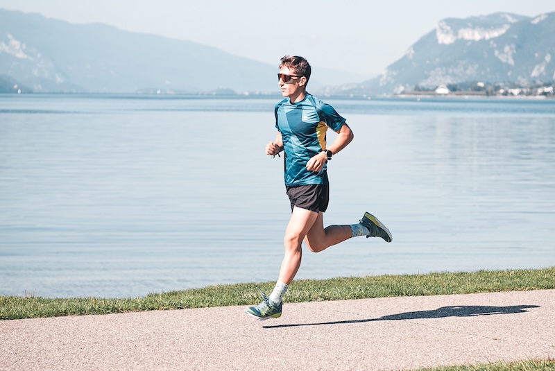Corredor realizando sesiones clave de entrenamiento para mejorar su marca personal en 10 km.