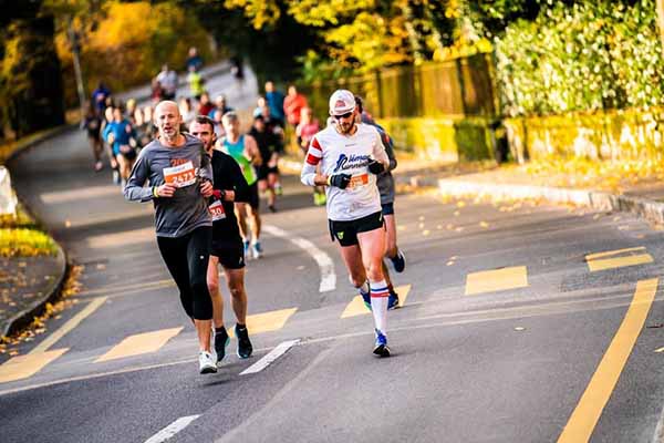 Thomas corriendo el 20K de Ginebra, logrando bajar de 1h20 en una destacada carrera urbana.