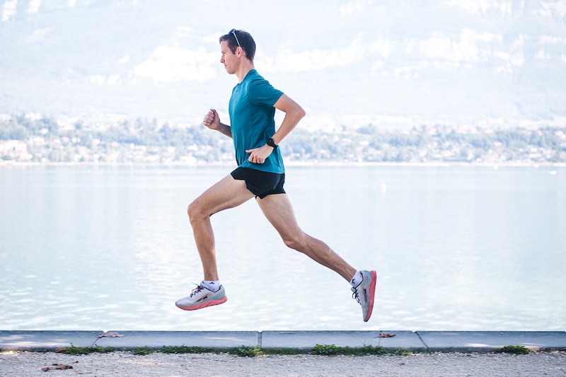 Corredor usando zapatillas de carbono para mejorar su marca personal en una carrera de 10 km