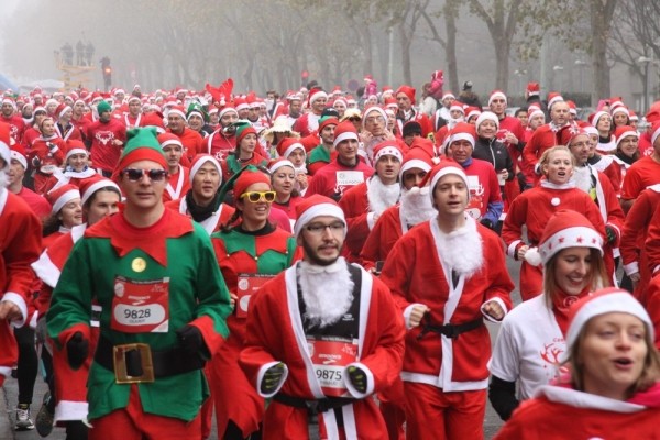 Corredor entrenando en Navidad para disfrutar las fiestas y mantener su rutina de running