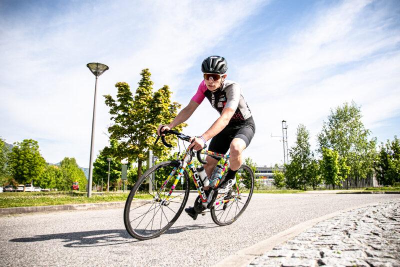 Triatleta revisa su nutrición para evitar errores y mejorar el rendimiento en natación, ciclismo y carrera.