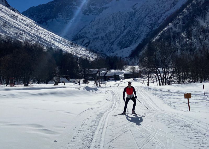 Esquiador de fondo entrena resistencia, cardio y fuerza para mejorar el rendimiento en carrera.