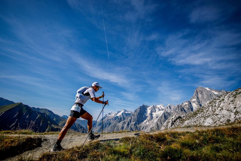 Material obligatorio para UTMB 2026 preparado para corredores de trail running de montaña
