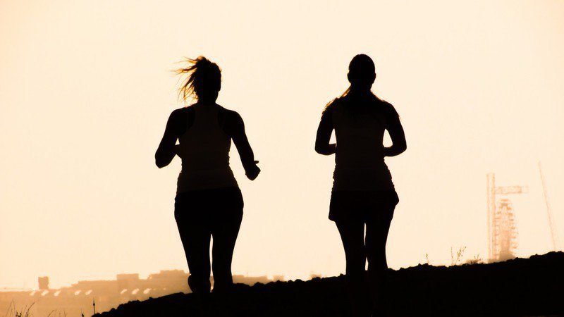 Runner siguiendo un plan detox saludable para recuperar su peso y mejorar la recuperación deportiva