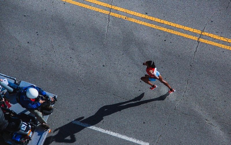Atleta en pista representa los récords mundiales, olímpicos y nacionales de atletismo.
