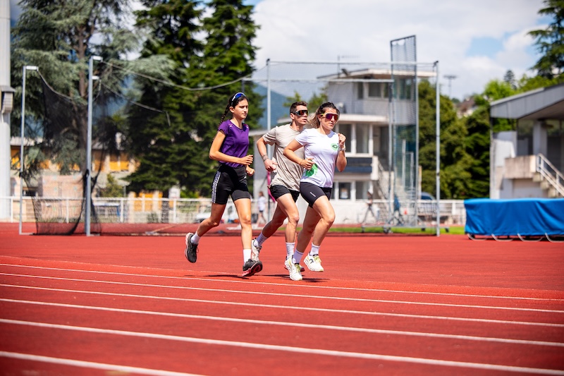 Corredor ajusta sus ritmos de entrenamiento para correr mejor y progresar en running.