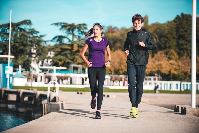 Corredor durante semana de descarga para mejorar la recuperación y volver a correr más fuerte.