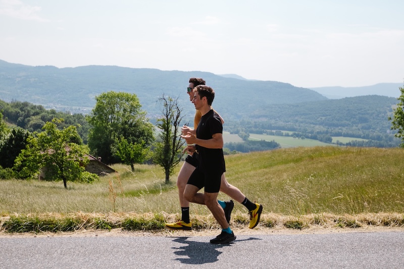 Corredor aprovecha una sesión de running eficiente para adaptar su entrenamiento con poco tiempo.