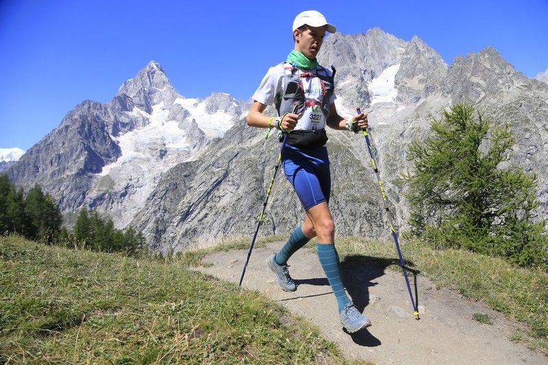 Corredor de trail running durante la CCC UTMB, con estrategia y consejos para afrontar 100 km.