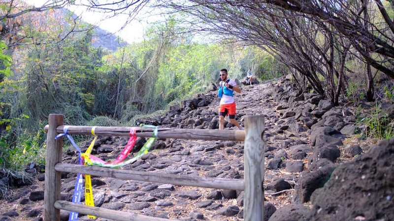 Corredor de trail running practica bajadas técnicas para preparar la Diagonale des Fous.