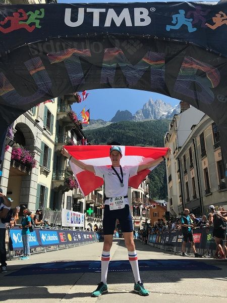 Corredor de trail running prepara su estrategia de carrera para llegar a meta en el UTMB Mont-Blanc