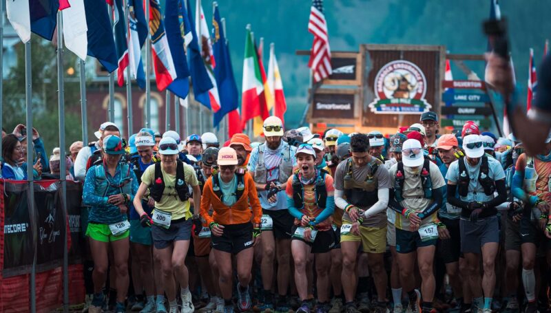 Corredor de trail running afrontando la Hardrock 100 2027, una ultramaratón de montaña exigente.
