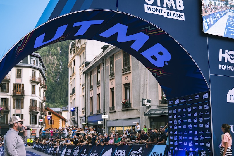 Corredor de trail running consulta las fechas, el sorteo y requisitos para inscripciones UTMB 2027.