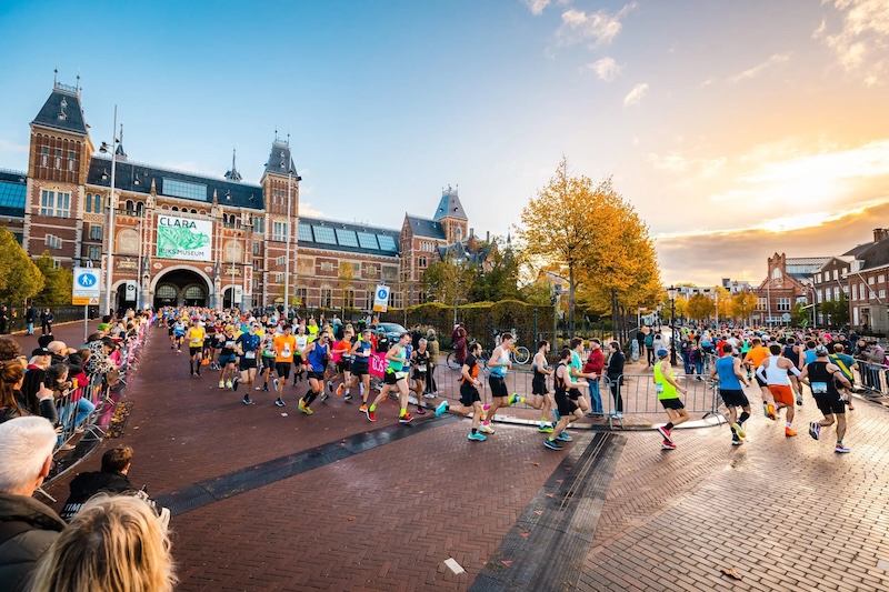 Corredor preparando la Maratón de Ámsterdam 2026 para lograr su mejor marca personal