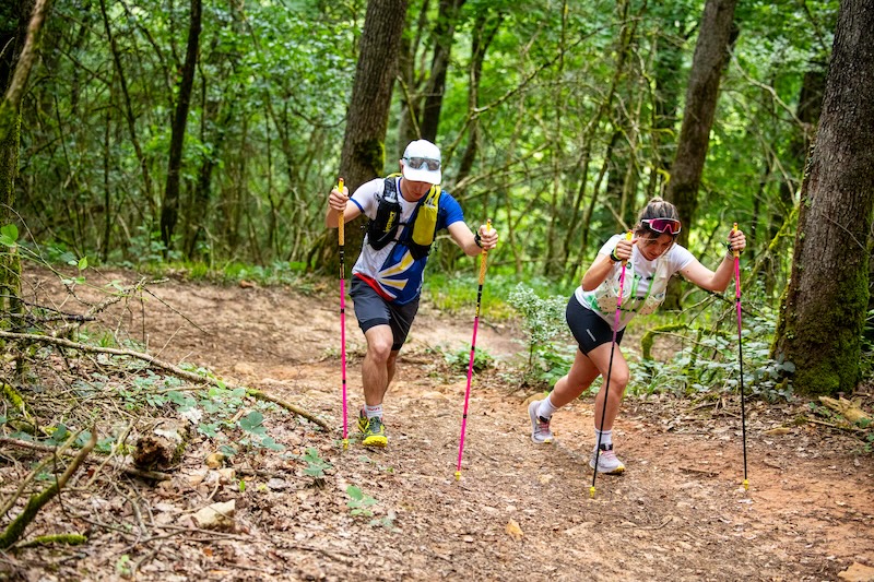 Comparativa de los mejores bastones de trail running para corredores de montaña en 2026