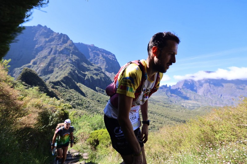 Corredor de trail running entrenando para la Diagonale des Fous en senderos montañosos.