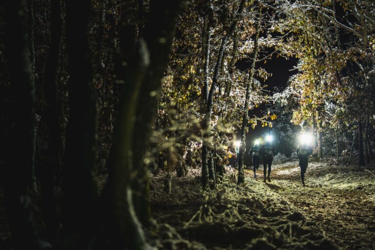 Correr con el cambio al horario de invierno: cómo seguir corriendo cuando anochece pronto