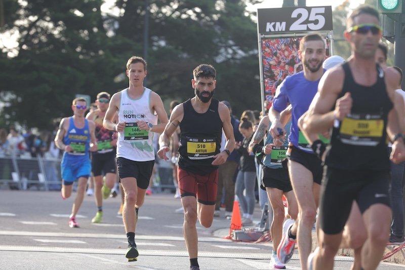 Corredor en el Maratón de Valencia disfrutando de un circuito rápido ideal para mejorar su marca personal