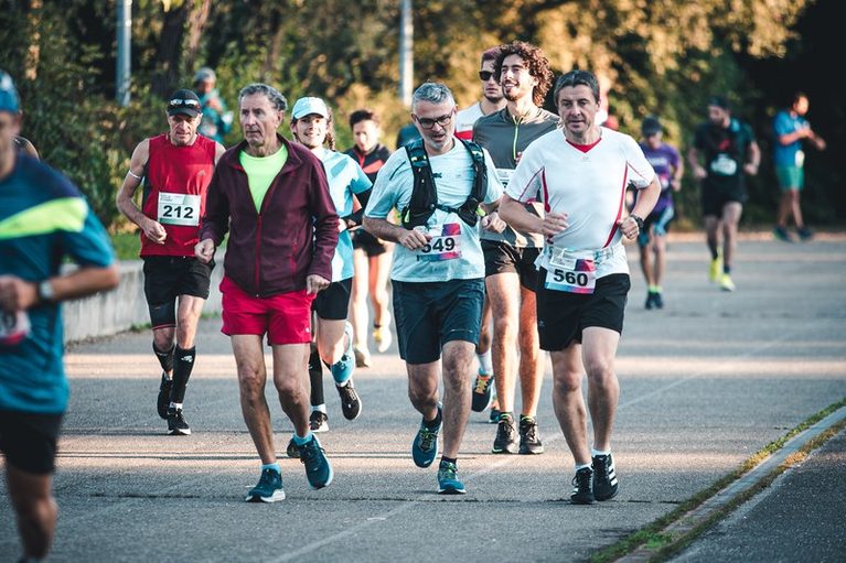 Corredores de más de 50 años durante una carrera en ruta