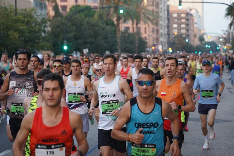 Corredor en el Maratón de Valencia buscando mejorar su marca personal en un circuito rápido