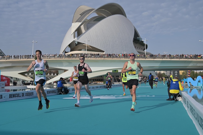 Corredor en la Maratón de Valencia recorriendo un circuito rápido ideal para lograr su mejor marca personal