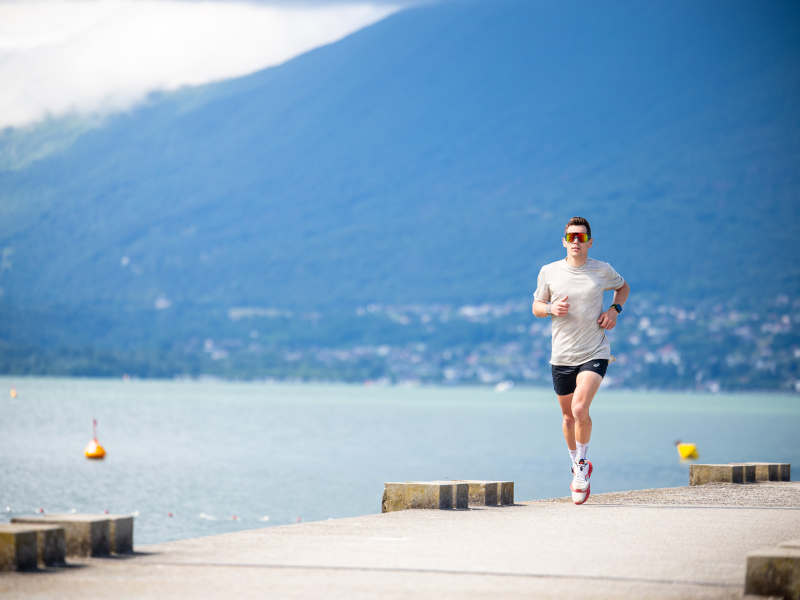 Corredor siguiendo un plan de entrenamiento para completar un maratón en 3h15