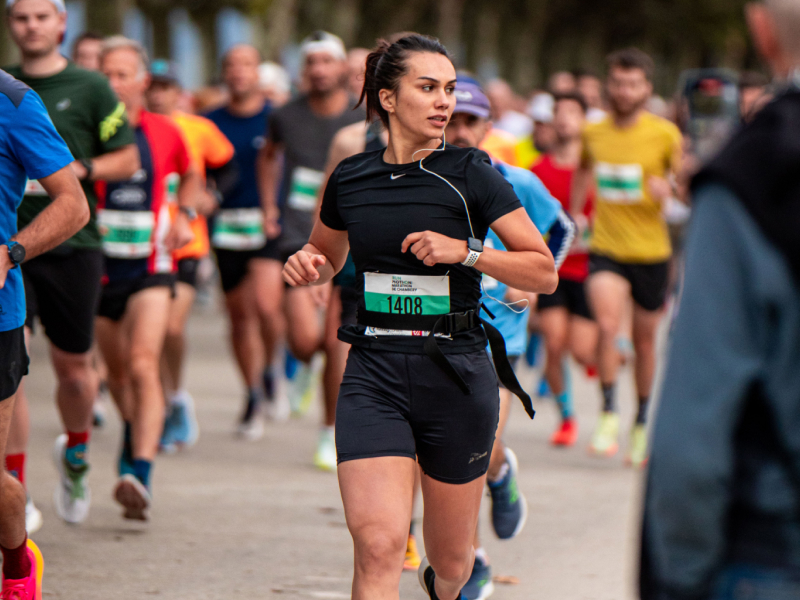 Corredor siguiendo un plan de entrenamiento para completar un maratón en 3 horas y 45 minutos