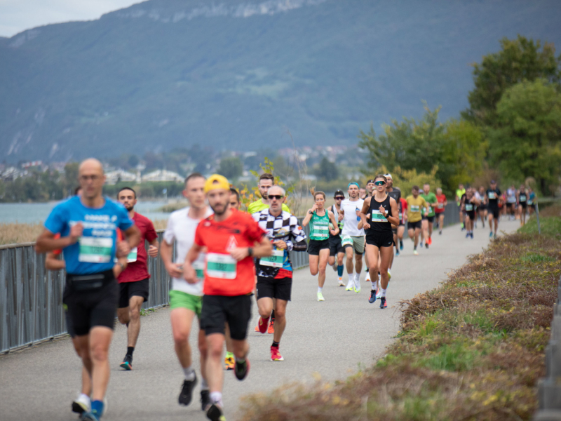 Corredor siguiendo un plan de entrenamiento para completar un maratón en 4 horas y 30 minutos