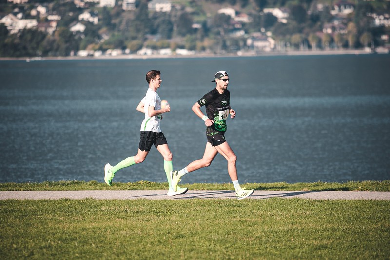 Corredor siguiendo un plan de entrenamiento para completar una maratón en menos de 3 horas