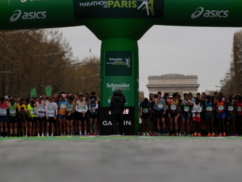 Corredor entrenando para seguir un plan de maratón de 4h15 con consejos de preparación